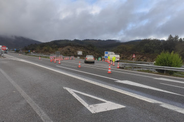 Desvio habilitado en la autopista A-6 tras registrarse un desprendimiento en un talud,a la altura del municipio de Becerreá (Lugo).