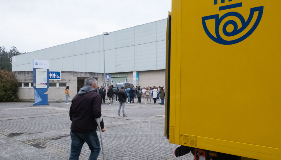 Archivo - Numerosas personas llegan para realizar las pruebas de acceso a Correos, en el recinto ferial, a 7 de mayo de 2023, en Silleda, Pontevedra, Galicia.