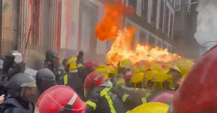 Bomberos dicen que no usaron un lanzallamas y se quejan de la violencia de la carga de la Policía