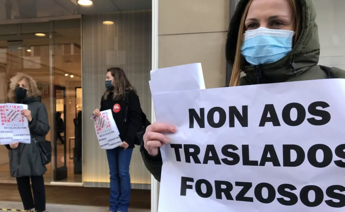 Protesta ante un Massimo Dutti por el plan de digitalizaciu00f3n de Inditex en una foto de CIG