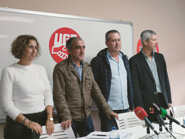 Responsables de CCOO y UGT en Galicia, junto al responsable del sindicato portugués CGTP-IN, César Campos, en la presentación del estudio sobre la 'Estrategia de empleo para la juventud en la eurorregión Galicia-Norte de Portugal'.