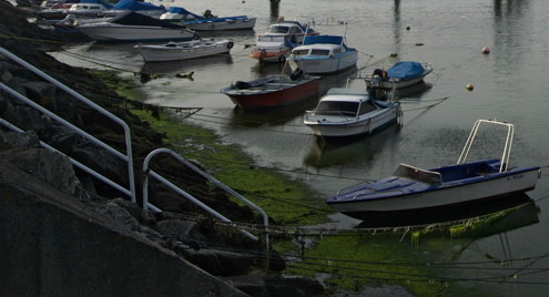 Encuentran un coche hundido en el puerto de Cambados con un cadáver en su interior