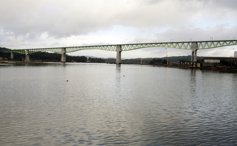 Aparecen numerosas cajetillas de tabaco flotando en el río Ulla, a su paso por Pontecesures