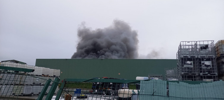 Activo un incendio en la planta de la empresa Sogarisa en As Somozas