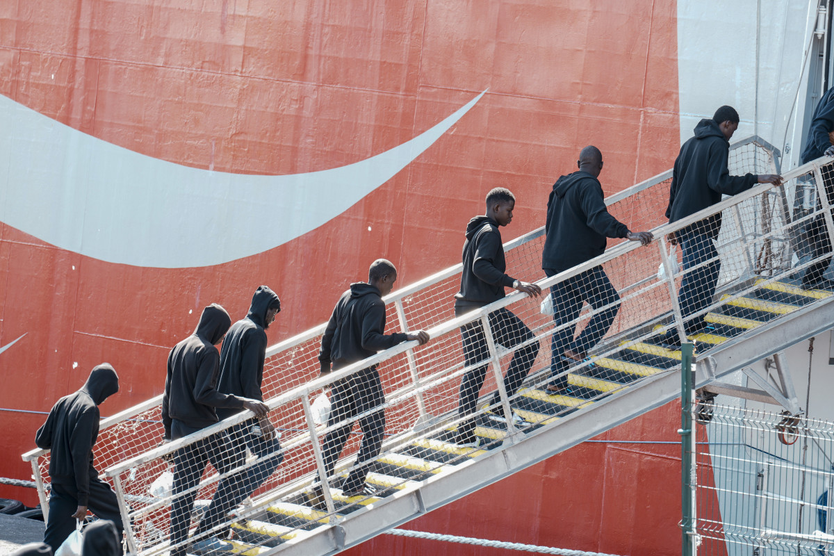 Decenas de inmigrantes cojen un ferri para ser reubicados en el Puerto Estaca, a 29 de octubre de 2023, en El Hierro, Santa Cruz de Tenerife, Tenerife, Canarias (España).