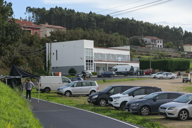 Explanada donde agentes de la Policía Científica recogen pruebas en el lugar donde  falleció un hombre tras una herida con arma de fuego en Arteixo (A Coruña)