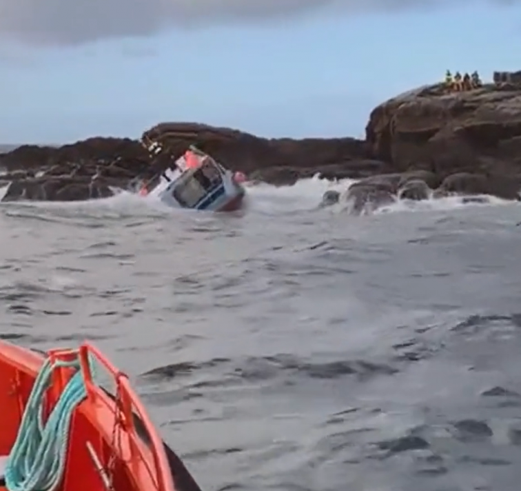 (VÍDEO) Así fue el agónico rescate de Salvamento Marítimo a los pescadores naufragados en medio del temporal