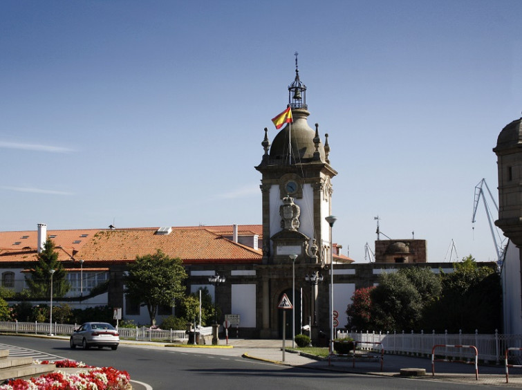 Un joven marroquí se salta el control del Arsenal Militar de Ferrol y se tira al mar