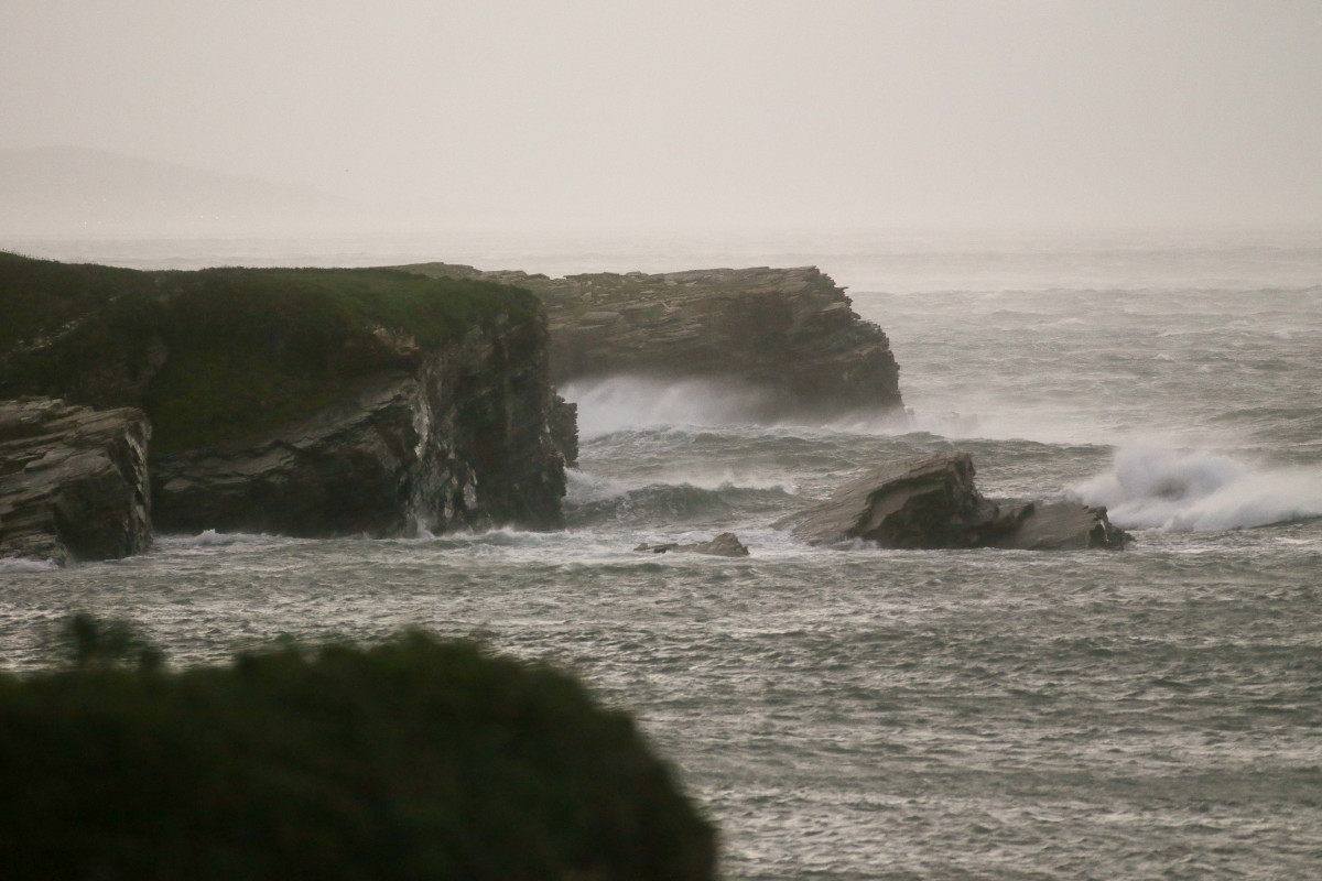 Oleaje durante la entrada de la borrasca Ciarán, a 1 de noviembre, en Rinlo, A Mariña, Lugo, Galicia (España). Galicia entra en el mes de noviembre de la mano de una nueva borrasca, Ciarán, que de