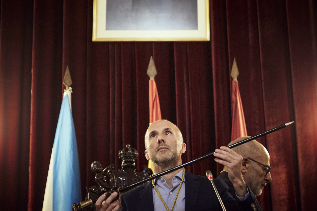 Archivo - El alcalde de Ourense, Gonzalo Pérez Jácome (DO), muestra el bastón de mando en la sesión de constitución del Ayuntamiento de Ourense, a 17 de junio de 2023, en Ourense, Galicia (Españ