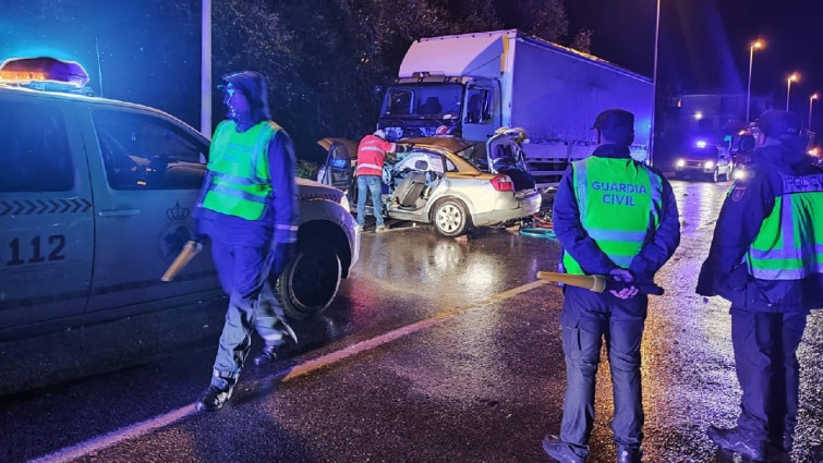 Una joven muere en un accidente de un turismo contra un camión en Viveiro