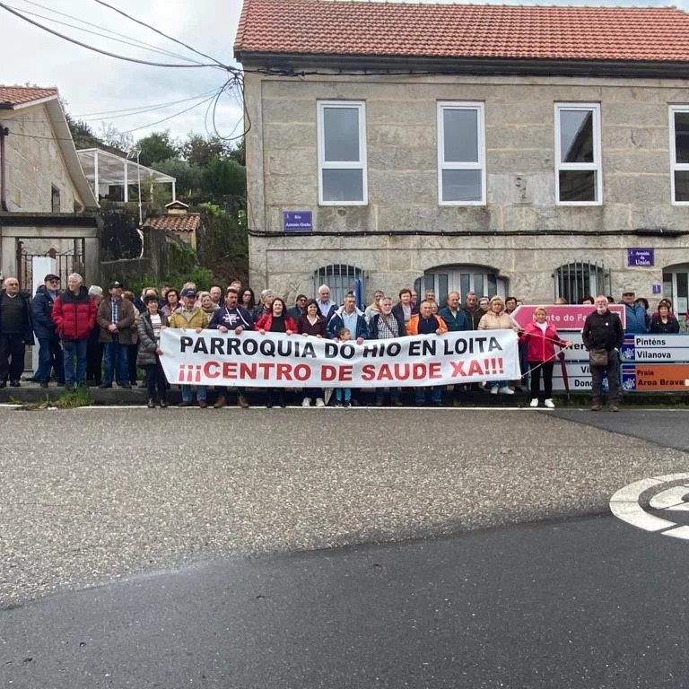 En una foto de A Voz da Sanidade, vecinos reclamando la reapertura del consultorio de Hu00edo cuyo mu00e9dico fue trasladado a Aldu00e1n y ahora se va a jubilar