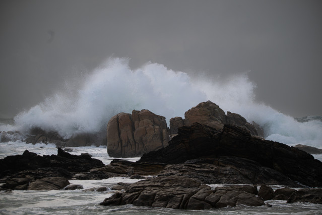 El mar con olas por el temporal, a 5 de noviembre de 2023, en O Grove, Pontevedra, Galicia (España). La borrasca Domingos ha dejado en toda Galicia un total de 1.166 incidencias. En Pontevedra, fueron 438, la mayoría inundaciones, caídas de árboles y cort