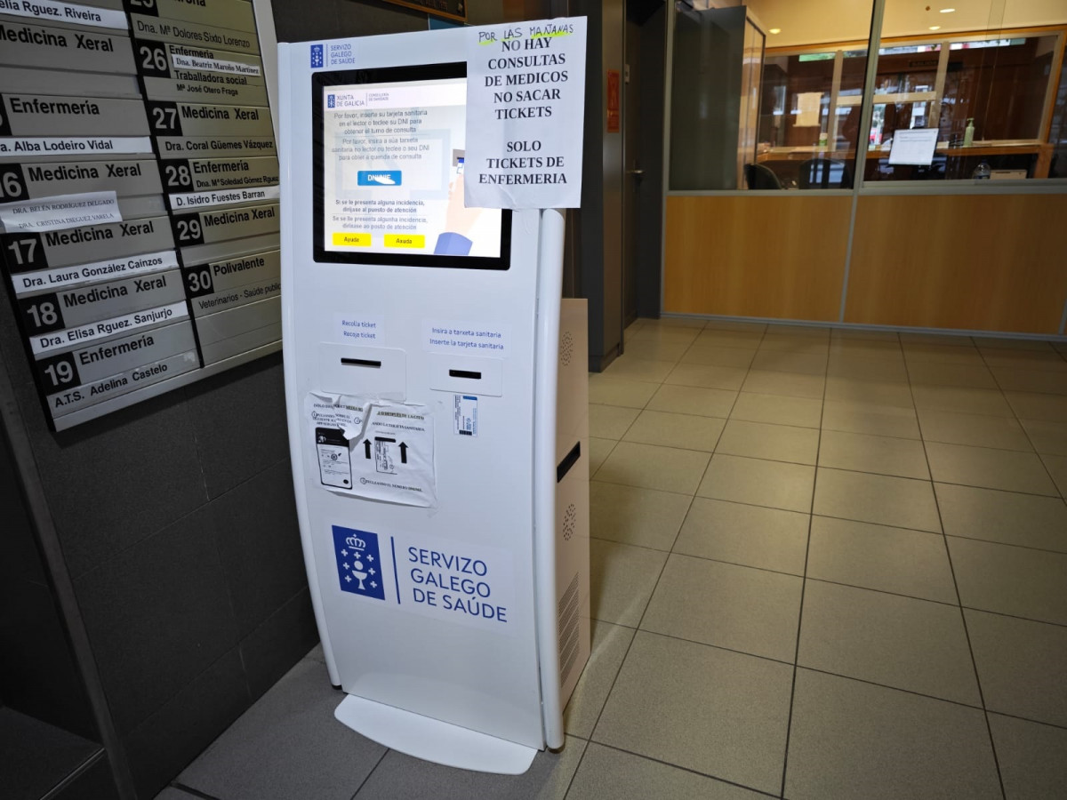 Máquina del centro de salud de Viveiro con un cartel que advierte que no hay médicos disponibles para atender citas.