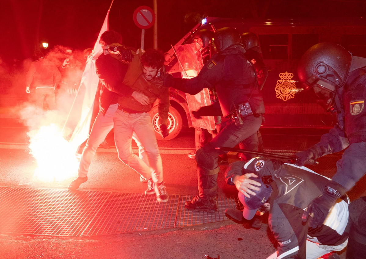 Policu00edas y manifestantes se enfrentan enfrente de la sede del PSOE en la calle Ferraz de Madrid, a 7 de noviembre de 2023 en una foto de EP