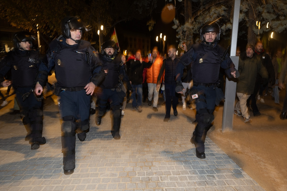 El lu00edder de Desokupa, Dani Esteve (d) junto a decenas de personas en contra de la amnistu00eda, se dirigen a la sede del PSOE en la calle Ferraz en una foto de EP