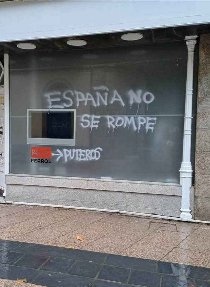 Fachada de la sede del PSdeG PSOE en Ferrol vandalizada en una foto de Ángel Mato