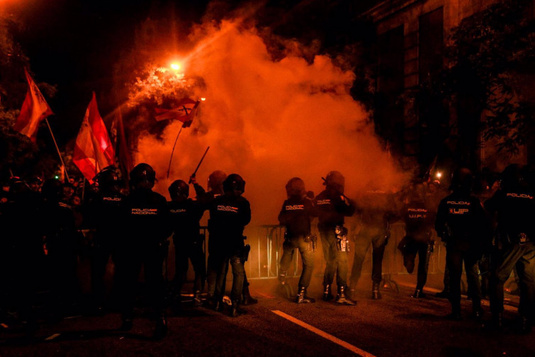 Manifestantes atacan con pirotecnia a la Policía Nacional en otra noche de protestas ante Ferraz