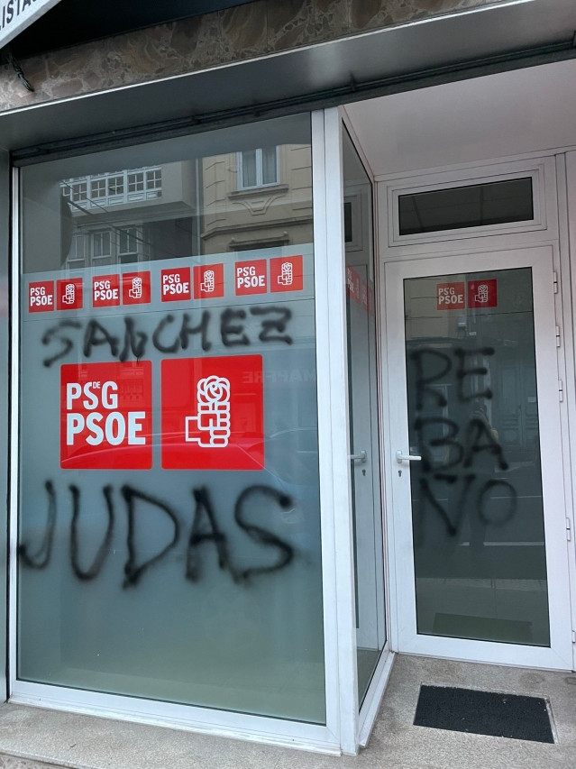 Aparecen pintadas en la sede socialista de Vimianzo (A Coruña), un acto 