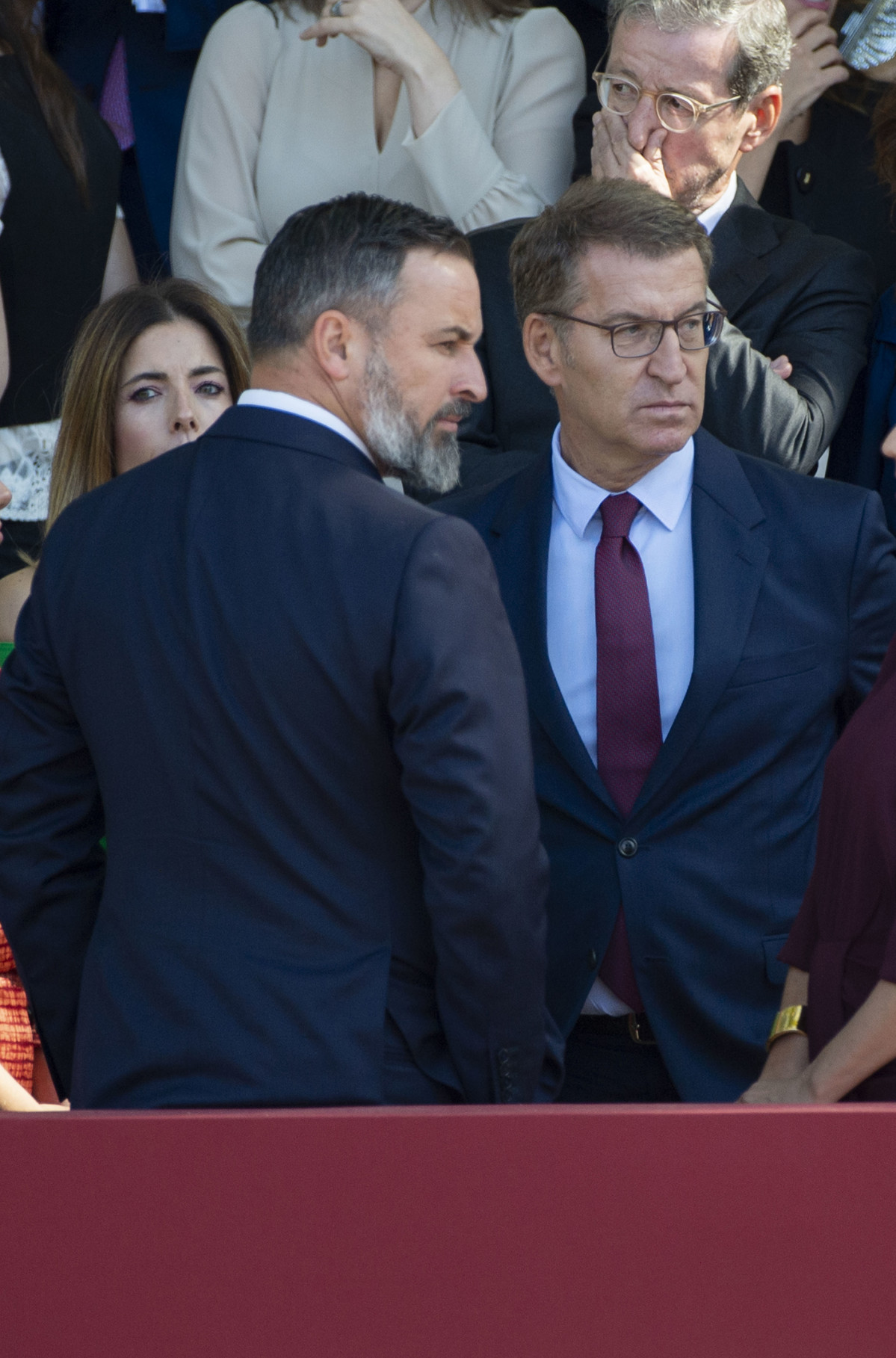 El líder de VOX, Santiago Abascal (i) y el presidente del PP, Alberto Núñez Feijóo (d), durante el desfile del 12 de octubre 'Día de la Fiesta Nacional', en la plaza de Cánovas del Castillo, a 1