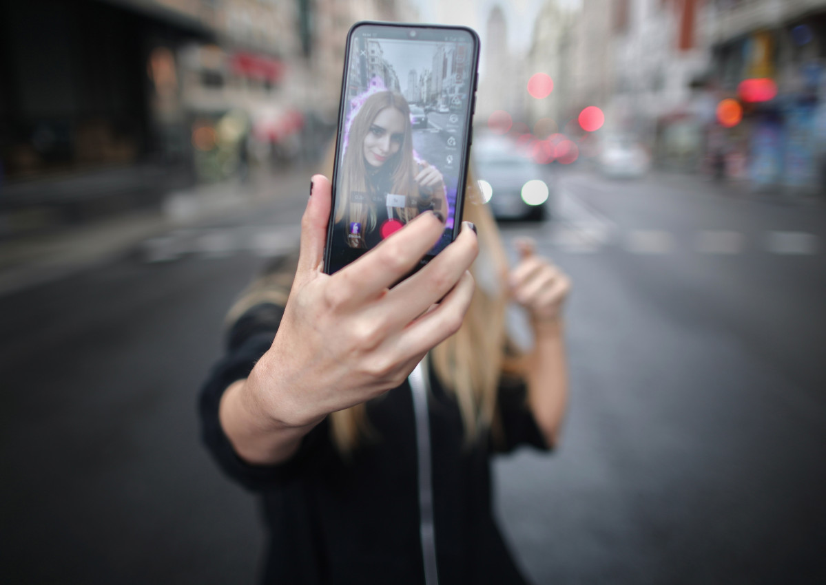 Archivo - La joven Rosa, conocida como Ghoulbabyghoul en la app Tik Tok donde cuenta con más de 3000 seguidores, se graba con su teléfono móvil en la gran vía madrileña, en Madrid, (España), a 2