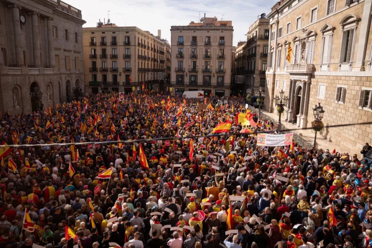 La manifestación en contra de la amnistía llena la plaça Sant Jaume en Barcelona