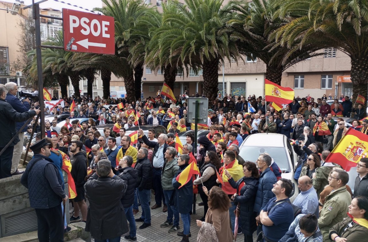 Concentraciu00f3n frente a la sede del PSOE en A Coruu00f1a apoyada por Vox en una foto del Twitter de  'voxeadora gallega'