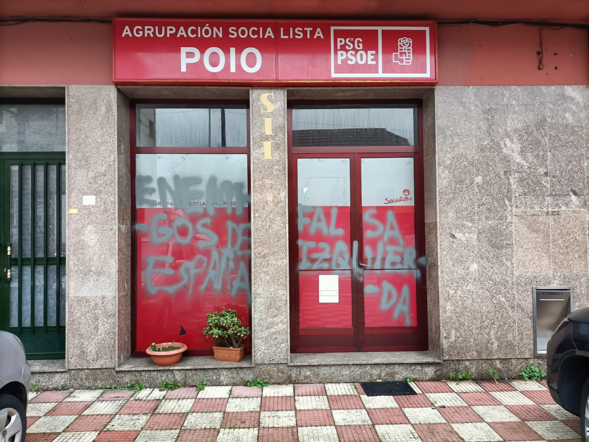 Pintadas en la sede socialista en Poio en una foto del PSOE de Pontevedra