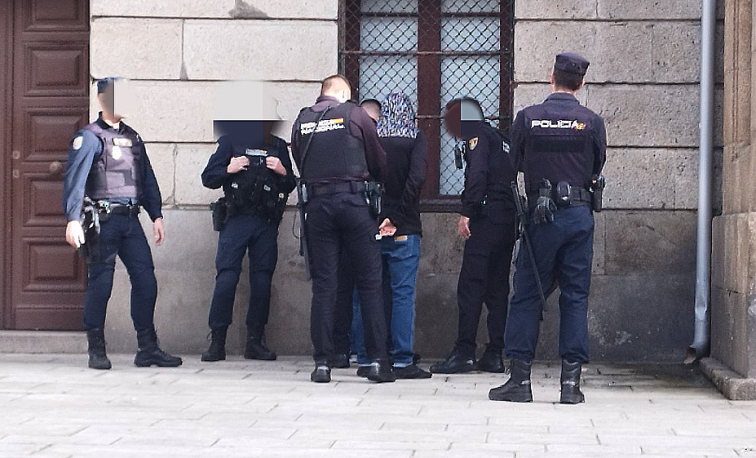 Riazor Blues detenidos por agredir a manifestantes contra la amnistía en A Coruña quedan libres con cargos