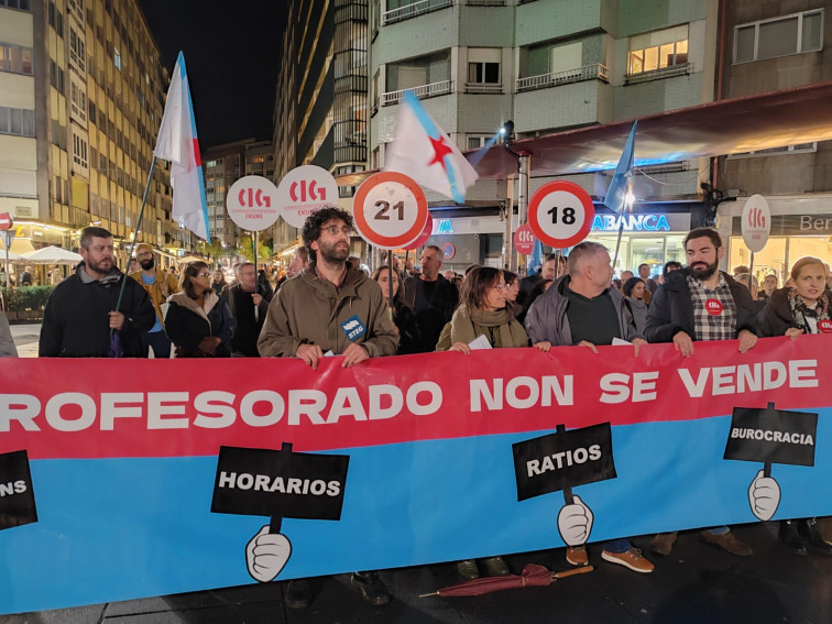 Profesores de Primaria y Secundaria enseñan músculo con sus protestas ante una Xunta 