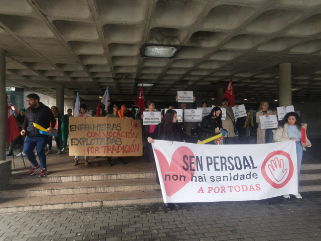 Protesta de enfermeros en la puerta del Hospital Clínico de Santiago, convocada por el colectivo A Por Todas.