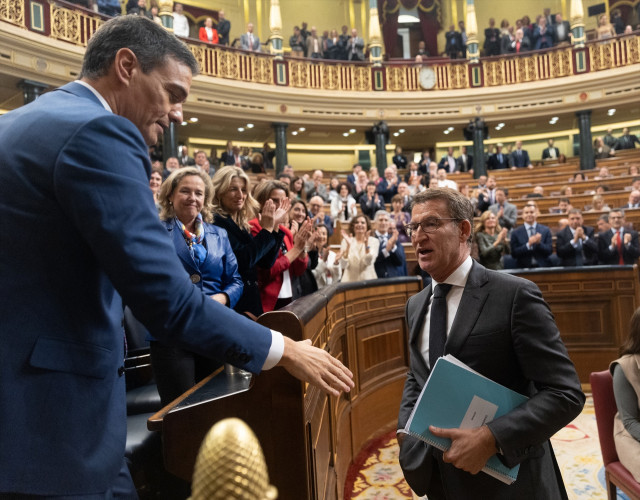 Sánchez tiene una flor en el trasero y Feijóo una mochila en la espalda