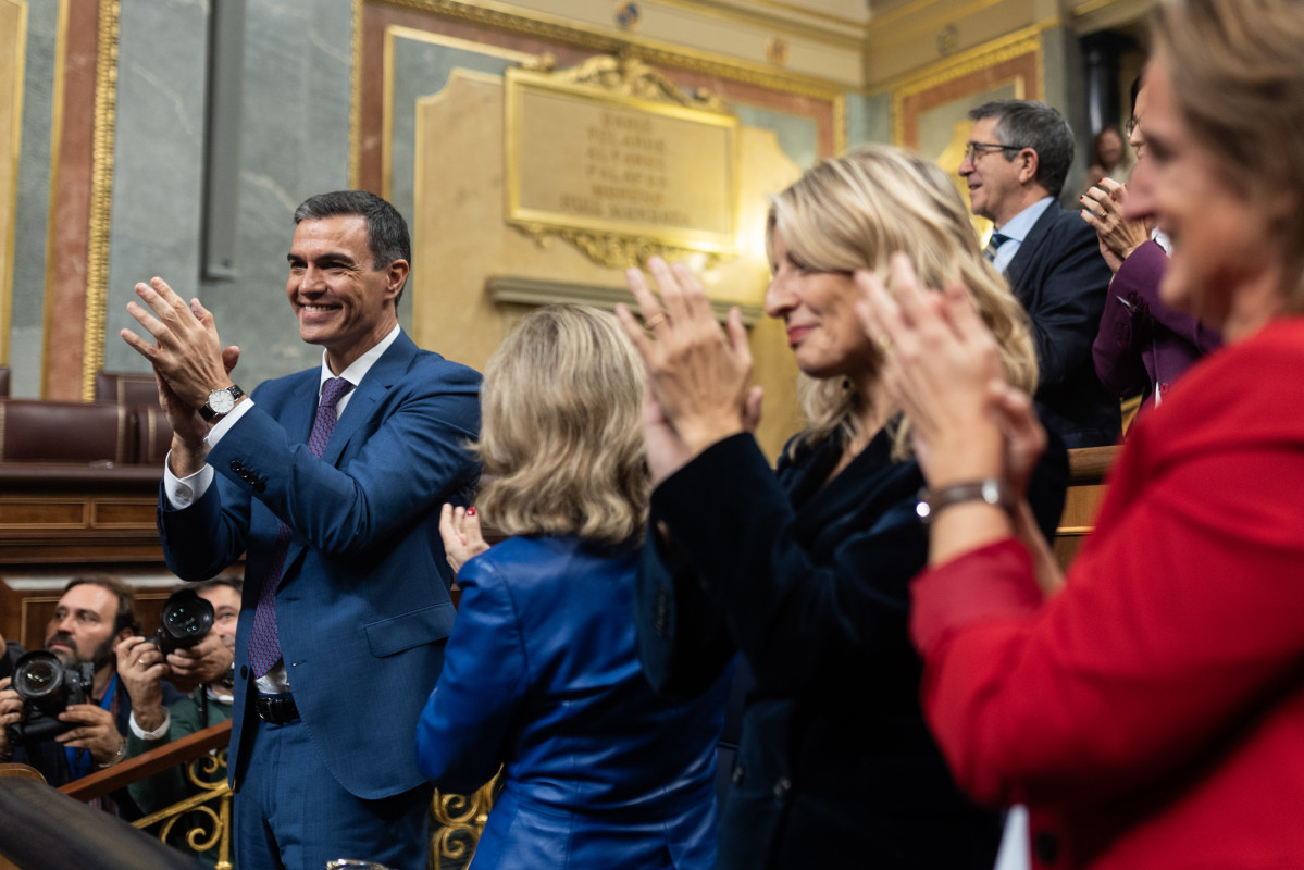 El recién nombrado presidente del Gobierno, Pedro Sánchez (1i), aplaude tras finalizar la segunda sesión del debate de investidura como presidente de Gobierno, en el Congreso de los Diputados, a 16 de noviembre de 2023, en Madrid (España).