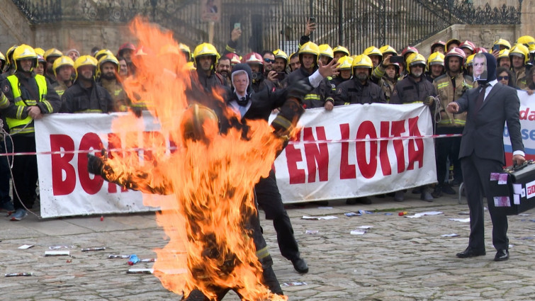 Bomberos se queman a lo bonzo en el Obradoiro para denunciar el 