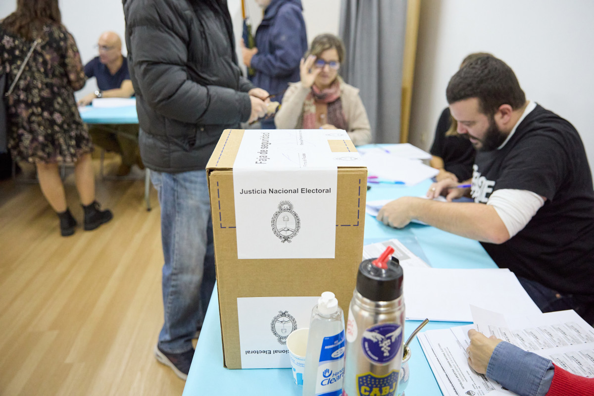 Una persona ejerce su derecho a voto, en el Colegio Mayor Argentino de Madrid, a 22 de octubre de 2023, en Madrid