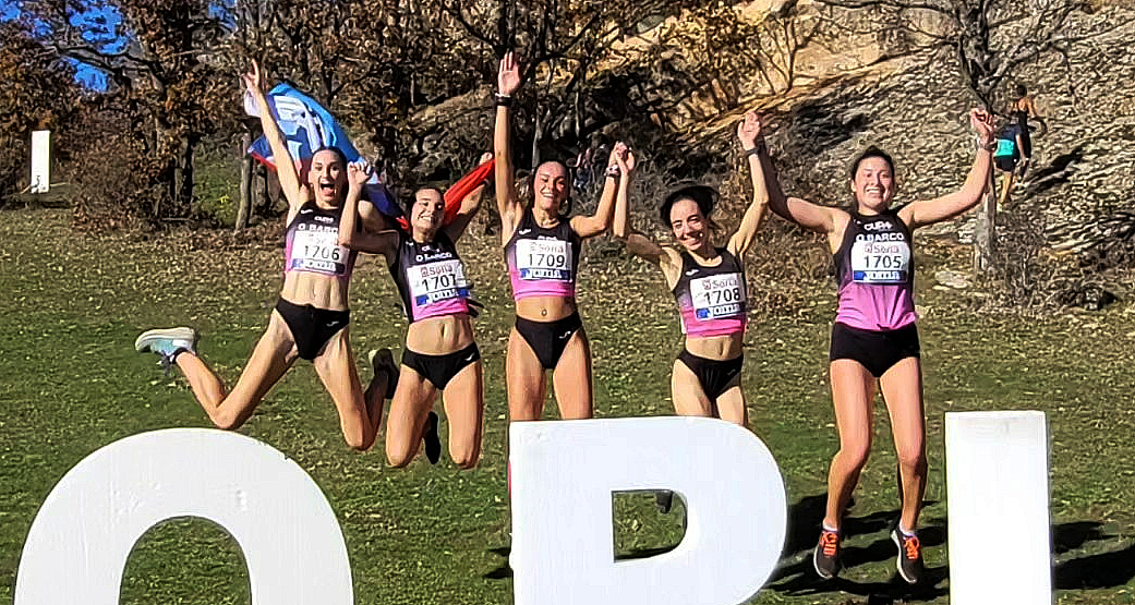 Las atletas del ADAS Cupa de O Barco celebran su tu00edtulo de campo a travu00e9s sub 23 en el Campeonato de Espau00f1a