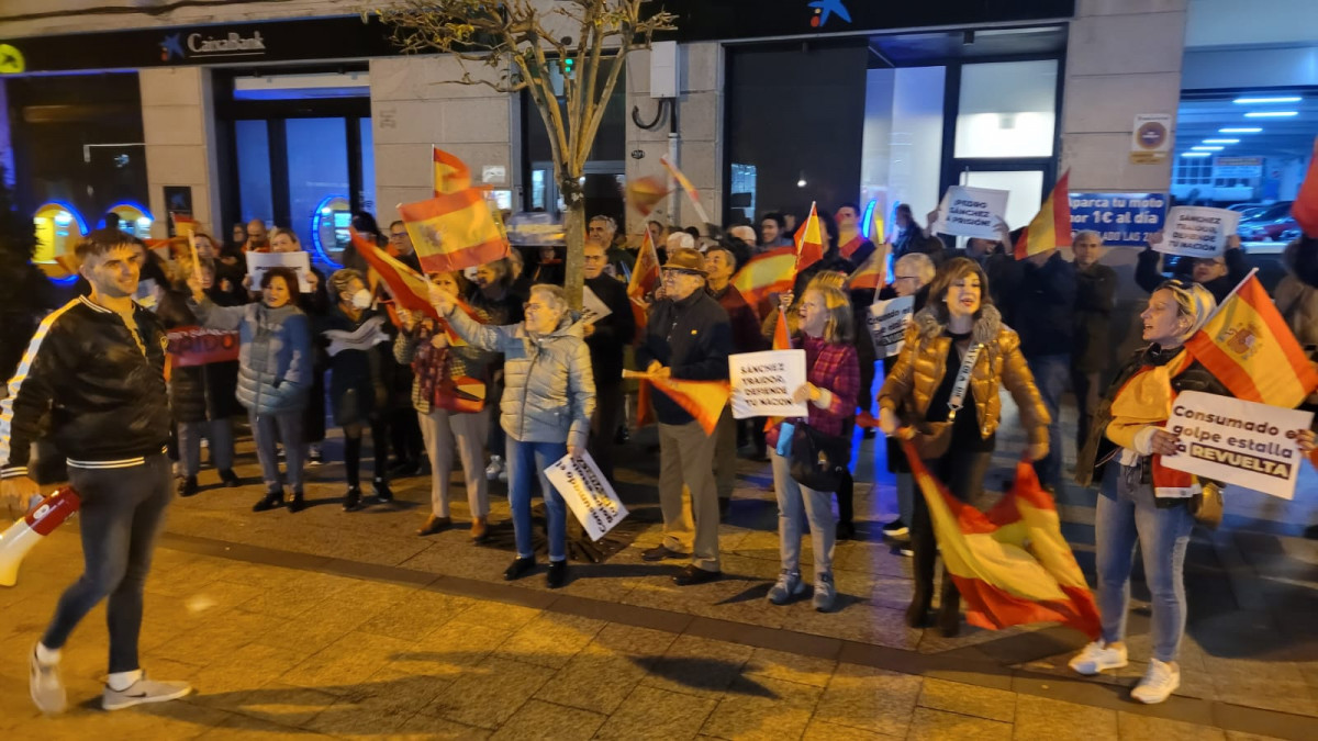 Concentraciu00f3n de Revuelta frente a la sede del PSOE en Vigo en una foto del X del colectivo