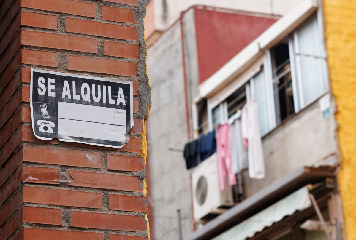 Archivo - Un cartel de 'Se Alquila' en una vivienda