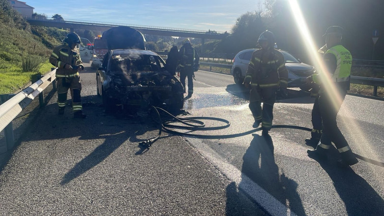 (VÍDEOS) El espectacular incendio de un coche en la AP-9 provocoa retenciones a la altura de Cambre