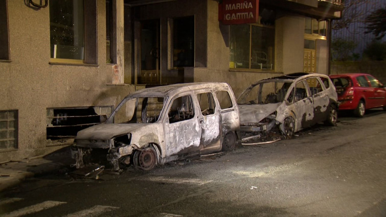 Un incendio en la calle calcina varios coches y daña la fachada de una vivienda en Vila de Cruces