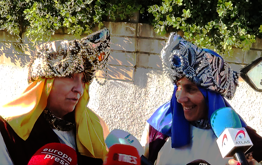 Ciudadanas disfrazas de pajes de los Reyes Magos en la puerta de la residencia de Juan Carlos I de Borbu00f3n en Sanxenxo en una imagen de EP