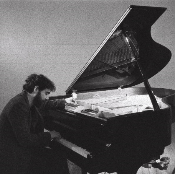 El pianista italiano Federico Albanese tocando el piano