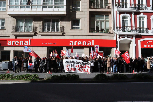 Protesta ante Perfumerías Arenal