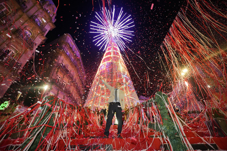 Vigo enciende su Navidad con buena parte del alumbrado todavía sin instalar