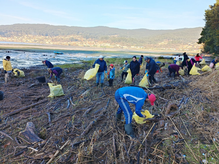 Voluntarios retiran en Poio más de dos toneladas de residuos en el litoral