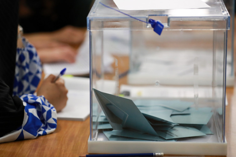 Mayoría absoluta para el PP con 39 diputados, 22 para el BNG que subiría y 13 para el PSdeG que bajaría