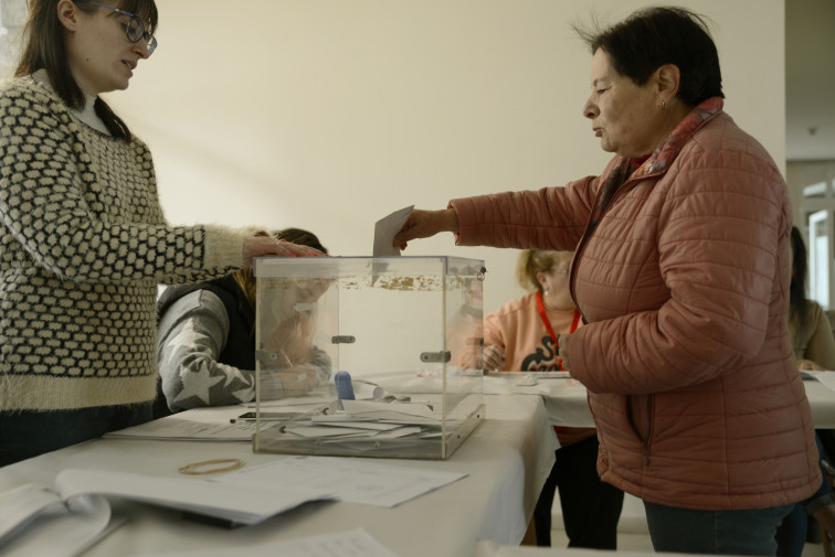 Cafés, bica tradicional, queso y jamón ibérico en la repetición electoral en Castro Caldelas