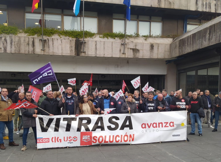 (VÍDEO) Empleados de Vitrasa dinamitan el pleno del Concello de Vigo: 