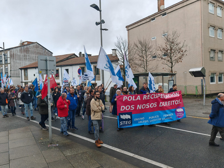 El profesorado gallego recorre las calles de Compostela en una jornada de huelga histórica