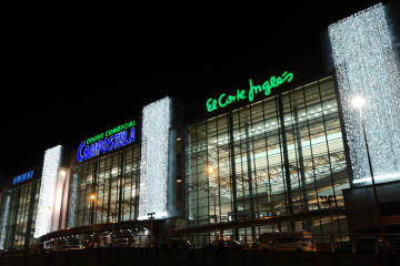 Fachada con luces de Navidad en el Corte Inglés de Santiago de Compostela